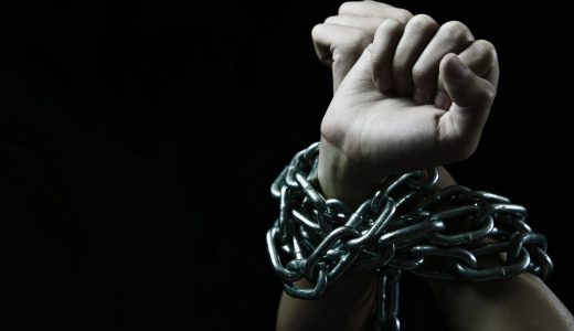 Pai foi preso após manter o filho com problemas mentais acorrentado em Guarapuava.