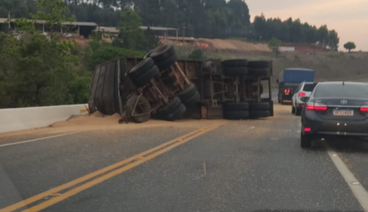 Parte de trás de carreta se soltou e tombou na ponte do Rio Dos Patos em Prudentópolis.